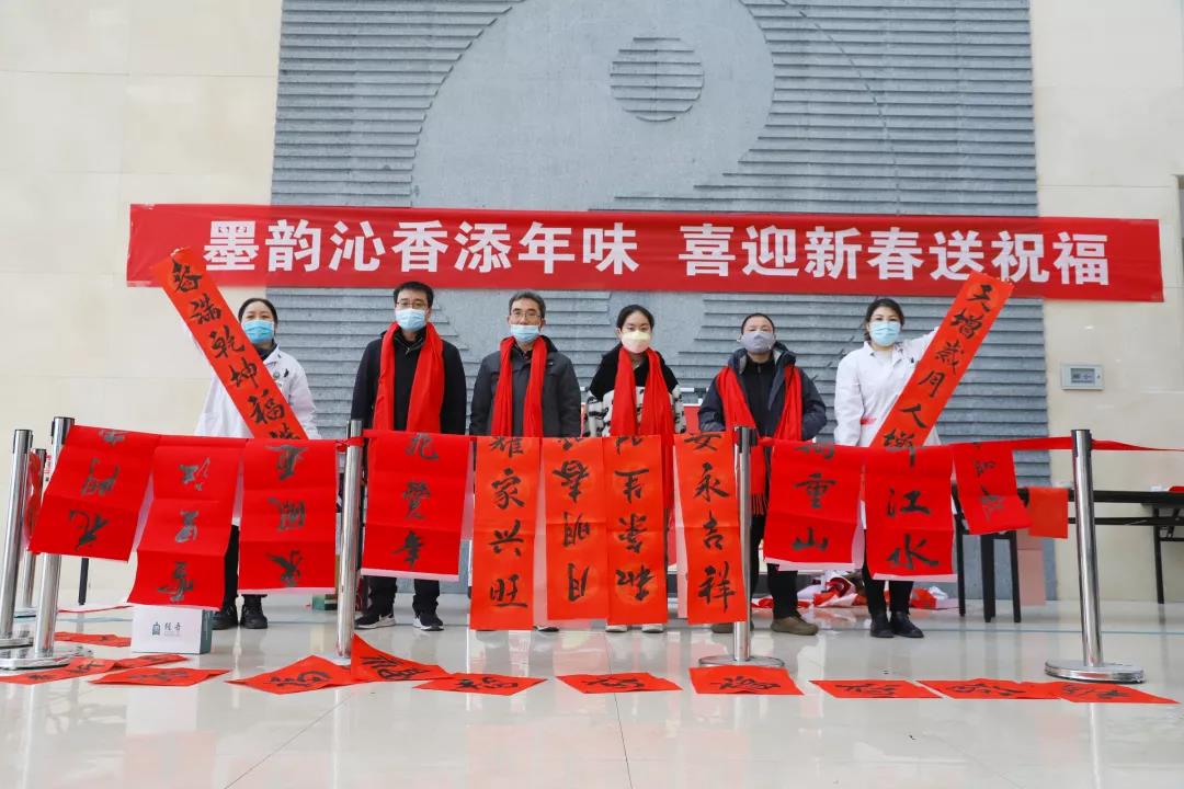 【翰墨迎春】宿遷市書(shū)法家協(xié)會(huì)書(shū)法家走進(jìn)市鐘吾醫(yī)院寫(xiě)春聯(lián)、送祝福(圖6)